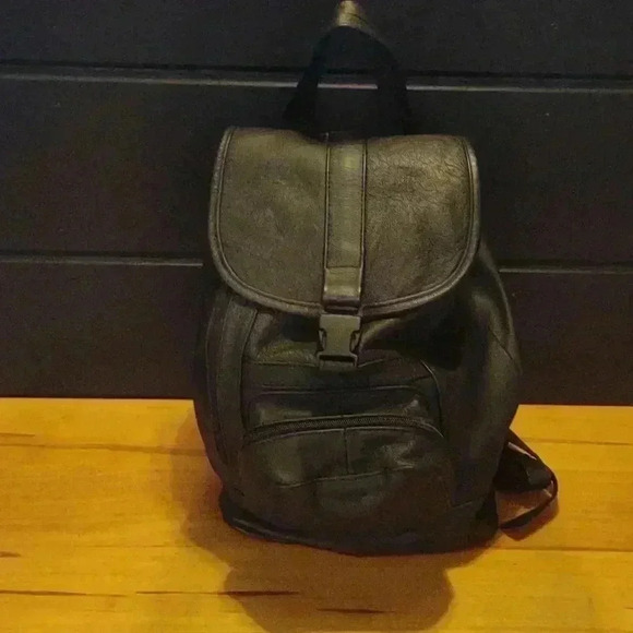 Black leather backpack 2 zippered‎ pockets outside 1 inside 100% leather medium - Picture 1 of 9